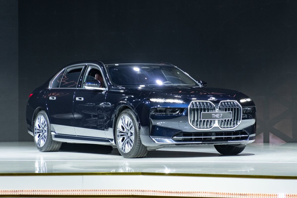 bmw 7 series 2023 17 BMW 740i Pure Excellence